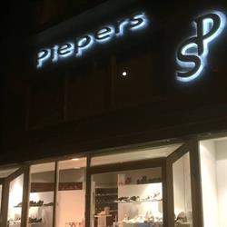 Piepers-Segers, Schoenen/M.