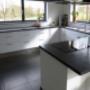 Plan-de-cuisine-en-pierre-bleue-avec-centrale