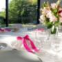 La grande table peut accueillir 6 couverts