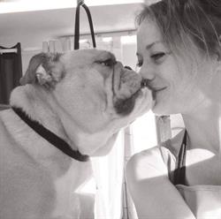 Une Fille qui a du chien