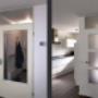 Une porte avant la rénovation (à gauche) et après la rénovation (à droite)