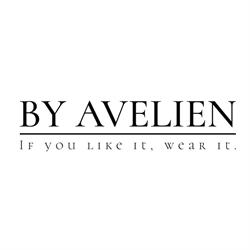 By Avelien