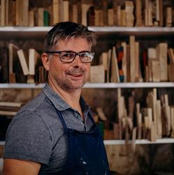 De man en het hout