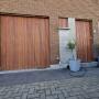 Garagepoorten en deur bekleed met afzelia door Artsa Woodworks