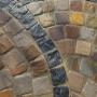 Ce projet met en valeur le savoir-faire artisanal de notre équipe à travers la pose en mosaïque de pavés en grès kandlas multicolores de format 10x10x5/7 cm, réputés pour leur caractère rustique et leur durabilité.