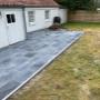 Aménagement d’une terrasse en dalles de pierre bleue dans un jardin privé à Lasne, dans le Brabant wallon, finalisé en juillet 2025 par notre entreprise.