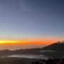 Trekker de nuit pour atteindre les sommets du mont Batur, au lever du soleil. Observer les fumerolles et le cratère, puis redescendre par les chemins de traverse.