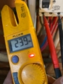 Metingen van netspanning met Fluke multimeter. Nauwkeurige controle van elektrische installaties.